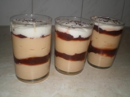 Deser z budyniu z powidłami śliwkowymi