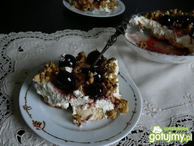 Deser z canestrellini i czereśniami  Deser z canestrellini i czereśniami