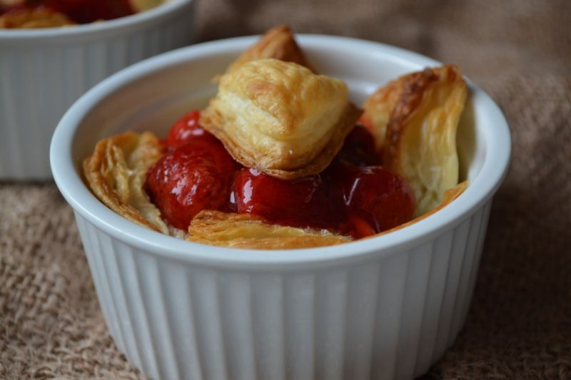 Deser z ciasta francuskiego z truskawką Deser z ciasta francuskiego z truskawką