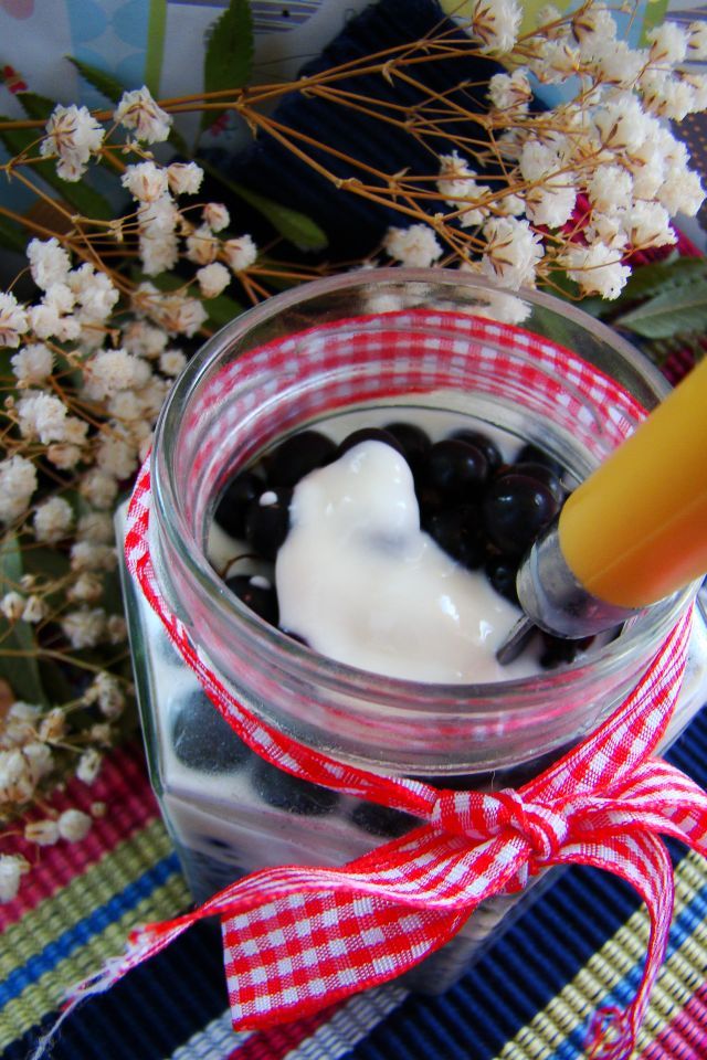 Deser z czarną porzeczką