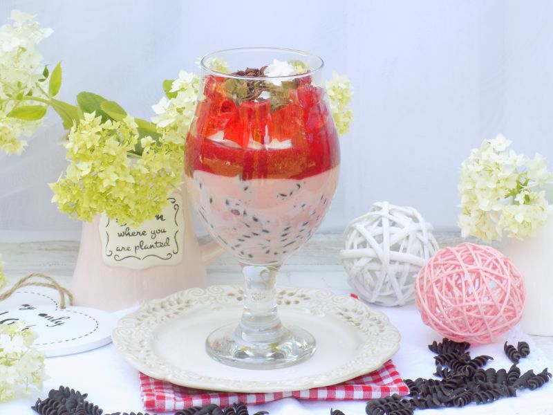 Deser z czekoladowym makaronem i truskawkami 