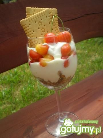 Deser z czereśni, jogurtu i musli