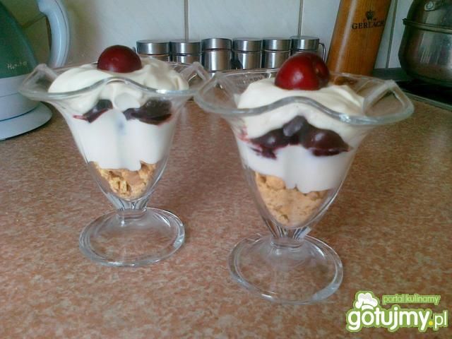 Deser z czereśniami na bazie jogurtu 