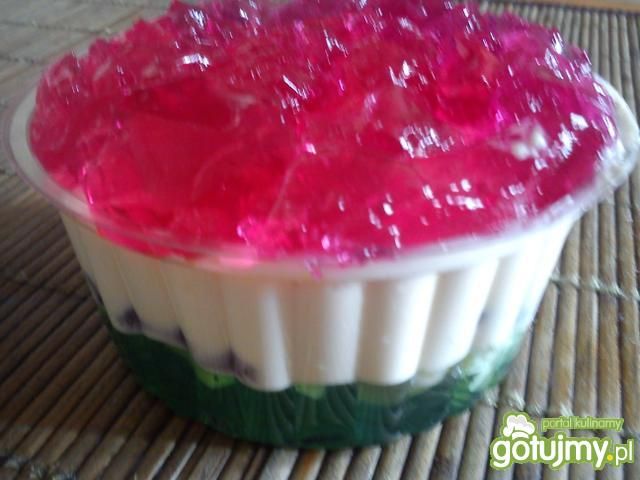 Deser z delikatną pianką i galaretkami
