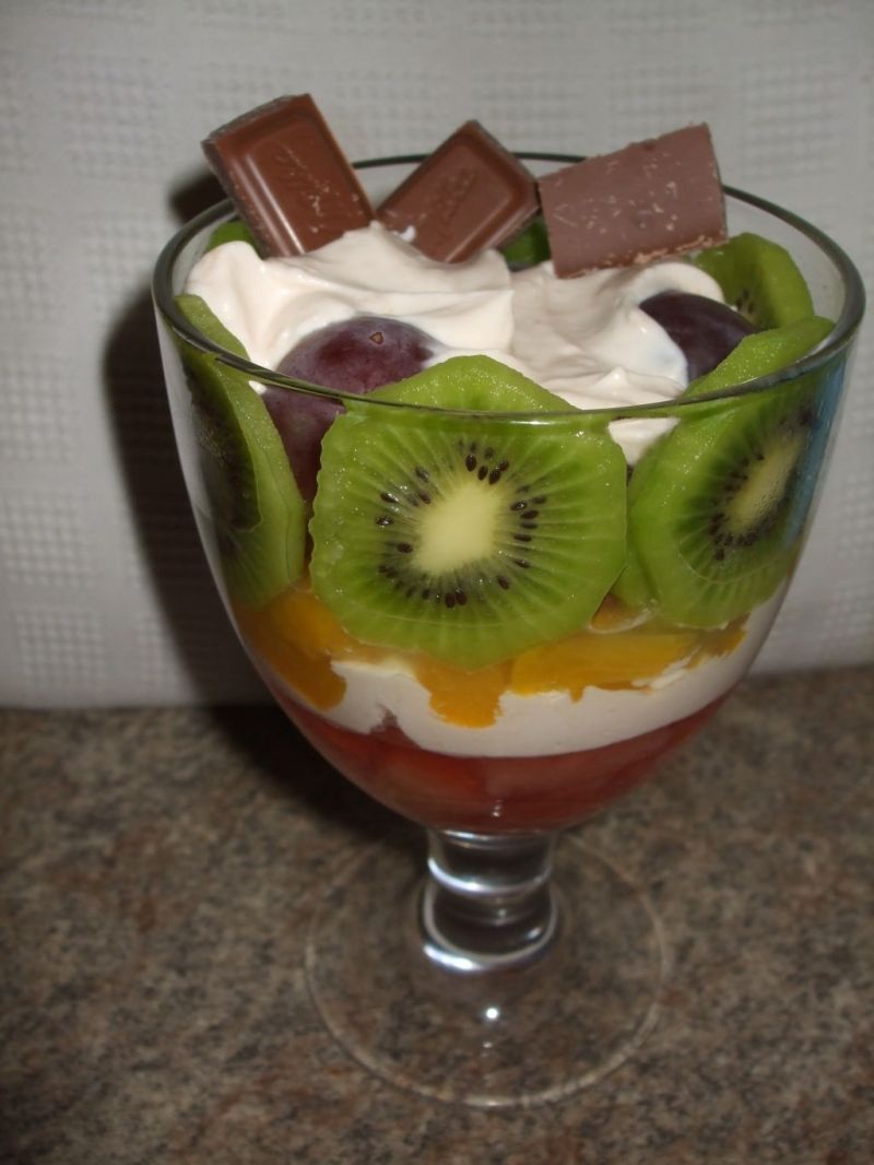 Deser z galaretką i bitą śmietaną Deser z galaretką i bitą śmietaną