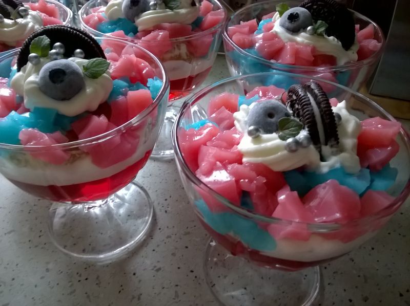 deser z galaretką i bitą śmietaną