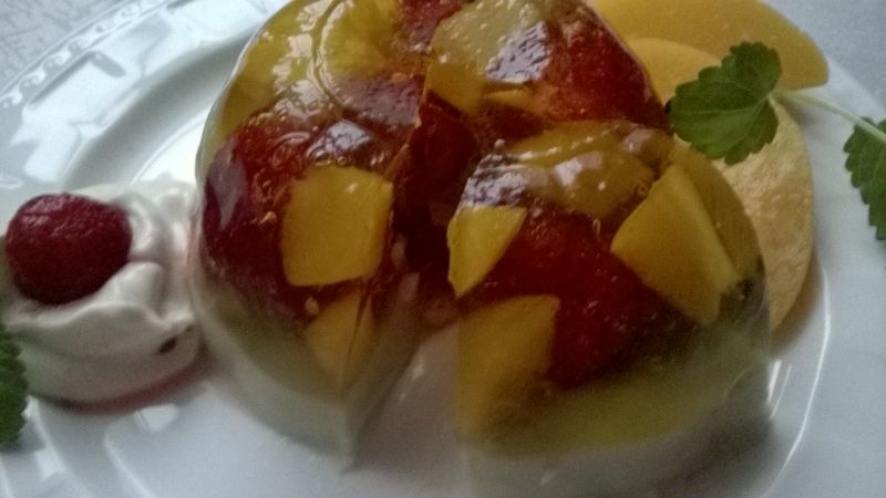 Deser z galaretką i owocami