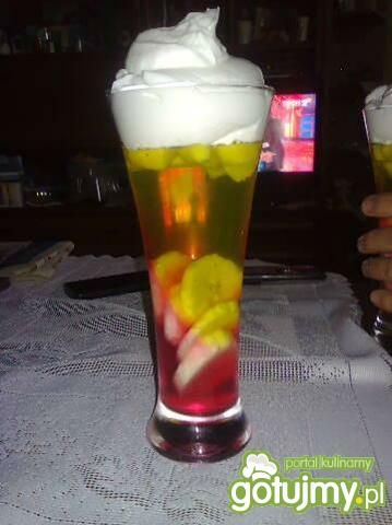 Deser z galaretką i owocami Deser z galaretką i owocami