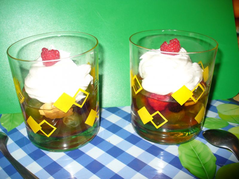 Deser z galaretką, owocami i bitą śmietanką