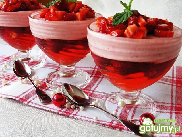 Deser z galaretki z truskawkami