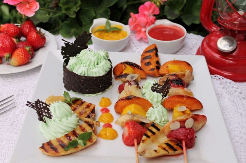 Deser z grilla z sosem mango i truskawkowym