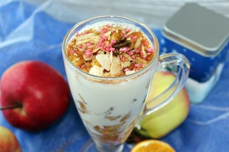 Deser z jabłek z cynamonem i śmietaną ryżową