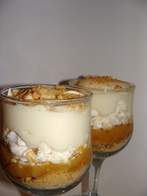 Deser z jabłkami, imbirem i bezą