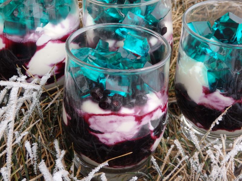 Deser z jagodami i galaretką