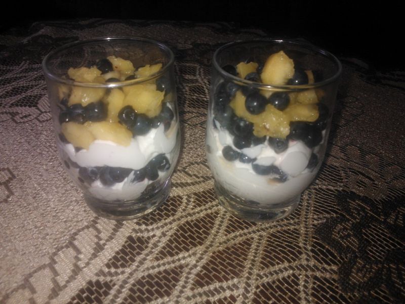 Deser z jagodami i nektarynką