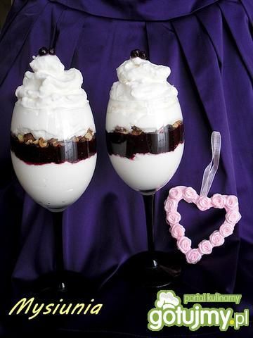 Deser z jagodową konfiturą