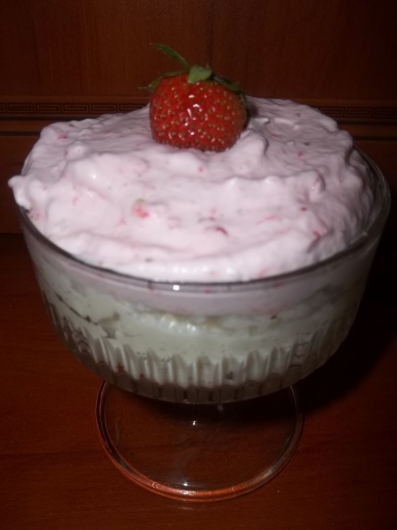 Deser z kaszą manną i truskawkami