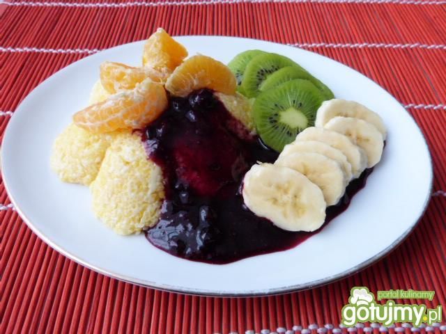 Deser z kaszki kukurydzianej z owocami Deser z kaszki kukurydzianej z owocami