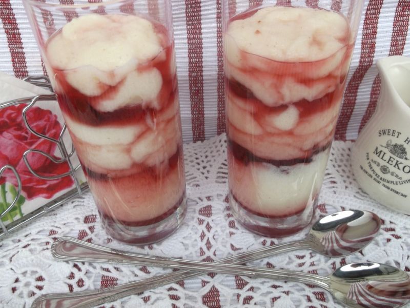 Deser z kaszy manny i wiśni w syropie Deser z kaszy manny i wiśni w syropie