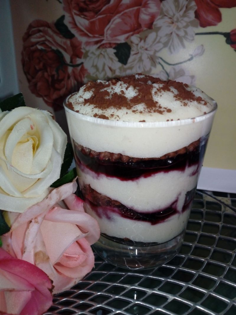 Deser z kaszy manny z dżemem i ciastkami