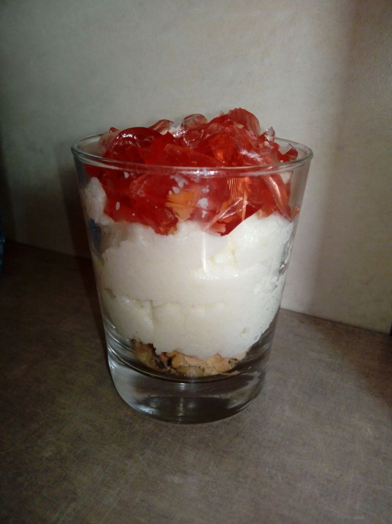 Przepis Deser z kaszy manny z galaretką przepis Gotujmy.pl