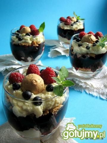 Deser z kaszy z owocami jagodowymi