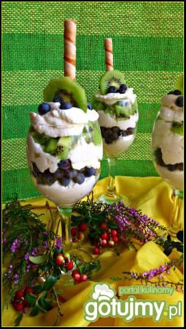Deser z kiwi i borówkami