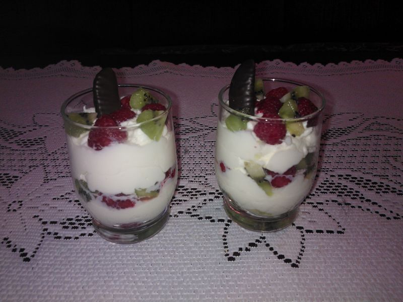 Deser z kiwi i malinami Deser z kiwi i malinami