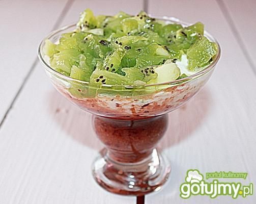 Deser z kiwi , śmietany i śliwek Deser z kiwi , śmietany i śliwek