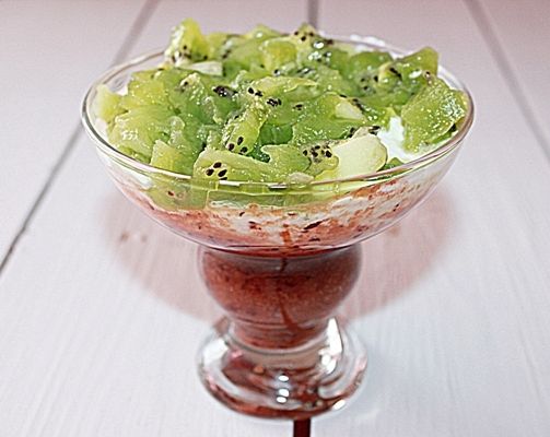 Deser z kiwi , śmietany i śliwek  Deser z kiwi , śmietany i śliwek