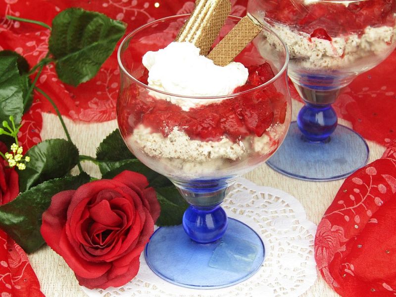 Deser z kremem ciasteczkowym i musem truskawkowym