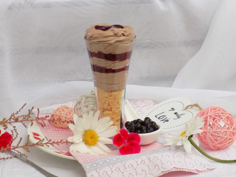 Deser z kruszonką,  śmietanką i musem z porzeczek