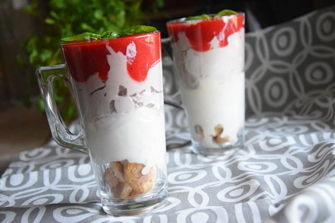 Deser z lodami, truskawkami i bitą śmietaną Deser z lodami, truskawkami i bitą śmietaną