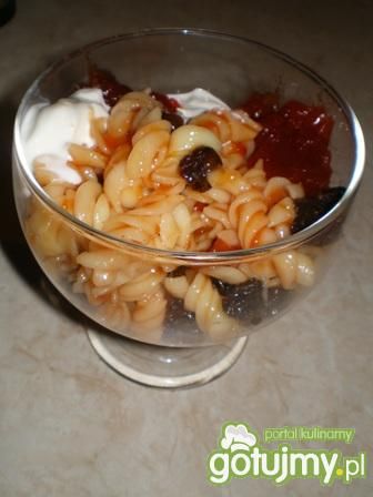 Deser z makaronu, jogurtu i dżemu Deser z makaronu, jogurtu i dżemu