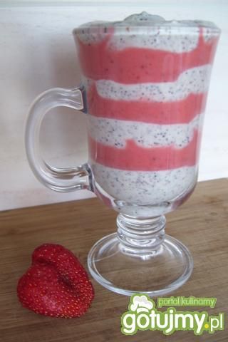 Deser z makiem i truskawkami Deser z makiem i truskawkami