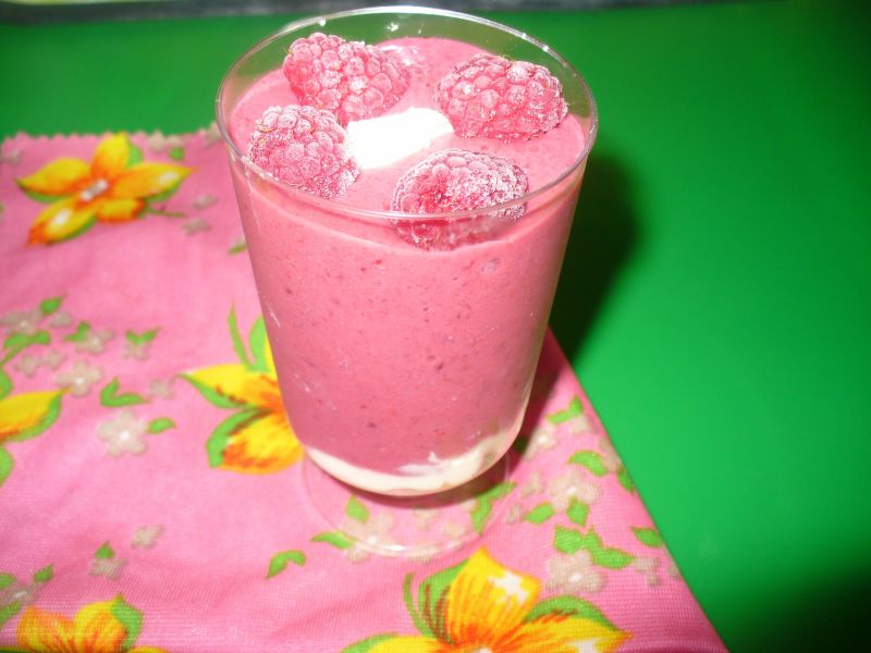 Deser z malimi jeżyn z jogurtem i maskarpone