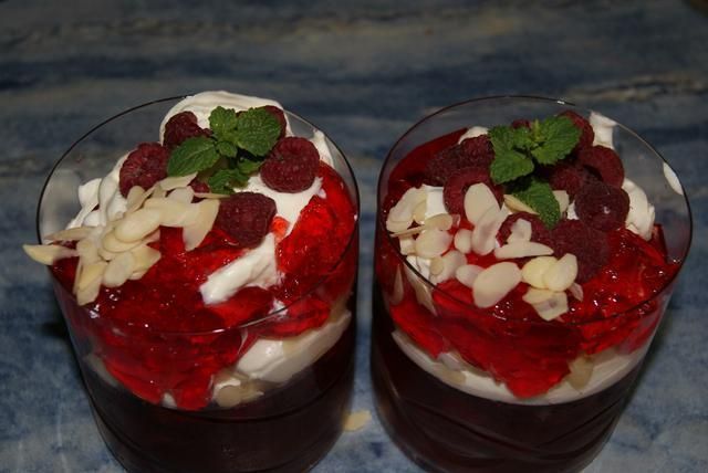 Deser z malin i galaretki