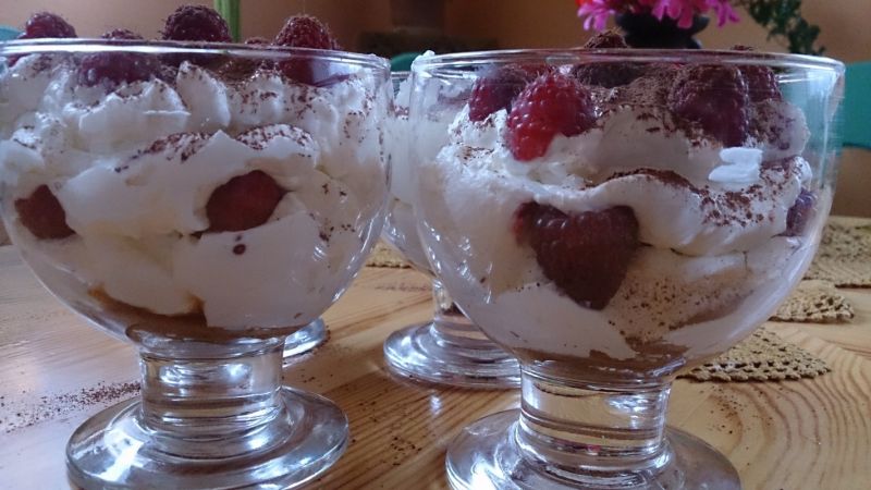 Deser z malinami i mascarpone Deser z malinami i mascarpone