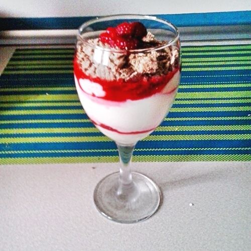 Deser z malinami i Prince Polo Deser z malinami i Prince Polo