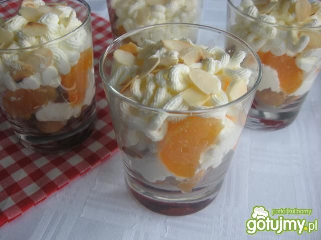 Deser z mandarynkami i amarettini Deser z mandarynkami i amarettini