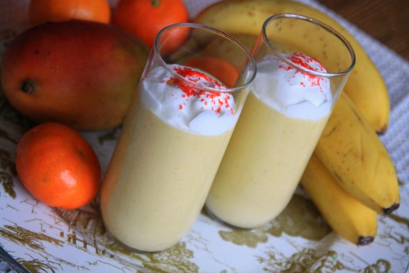 Deser z mango i bitą śmietaną Deser z mango i bitą śmietaną