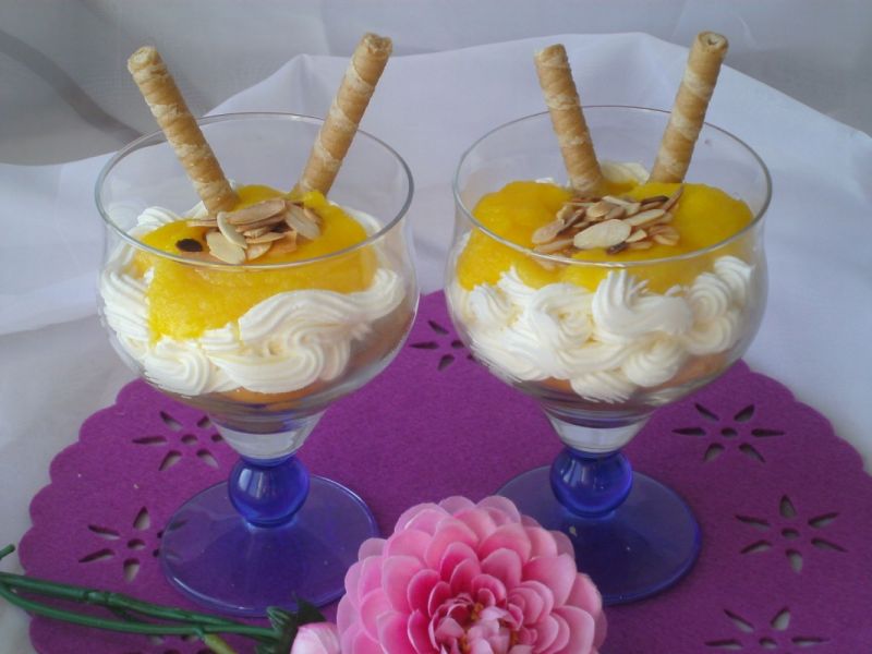 Deser z mango mascarpone i prażonymi migdałami