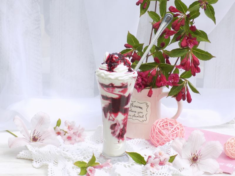 Deser z mascarpone, bitą śmietaną i jagodami Deser z mascarpone, bitą śmietaną i jagodami