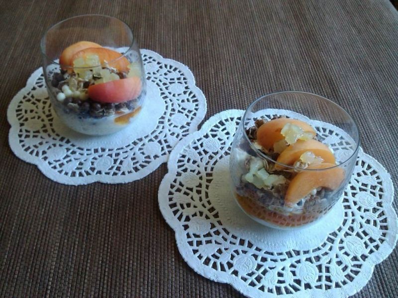 Deser z mascarpone i morelami  Deser z mascarpone i morelami