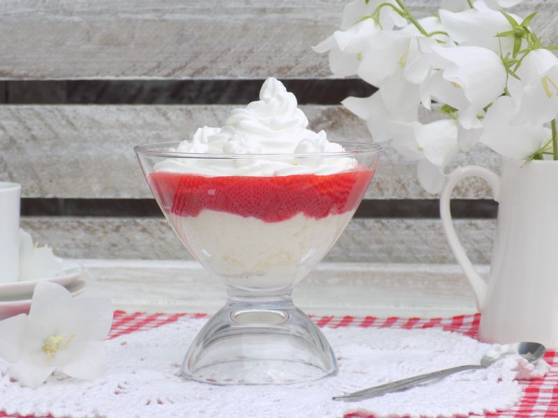 Deser z mascarpone i musem truskawkowym