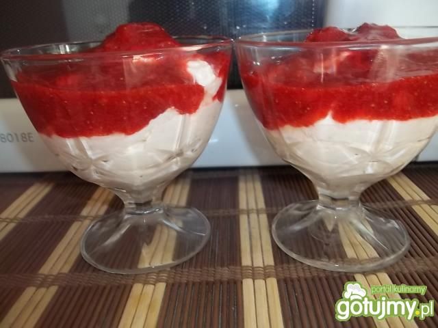Deser z mascarpone i truskawkami Deser z mascarpone i truskawkami