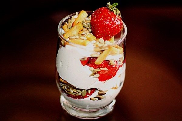 Deser z mascarpone słonecznikiem i truskawkami 