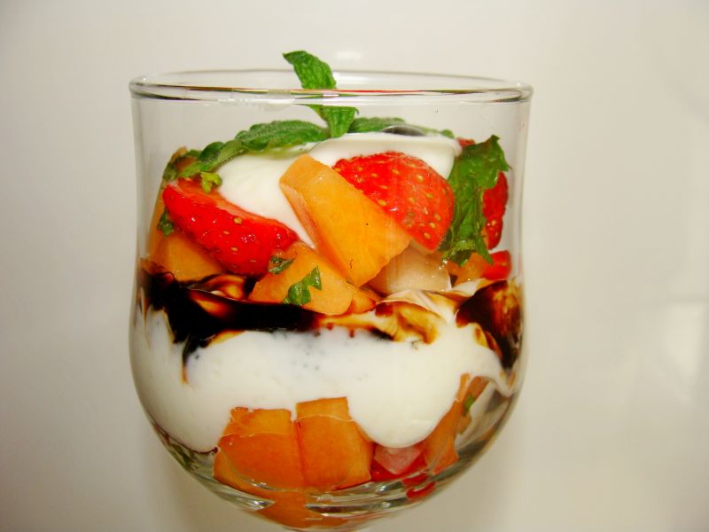 Deser z melonem i sosem balsamicznym