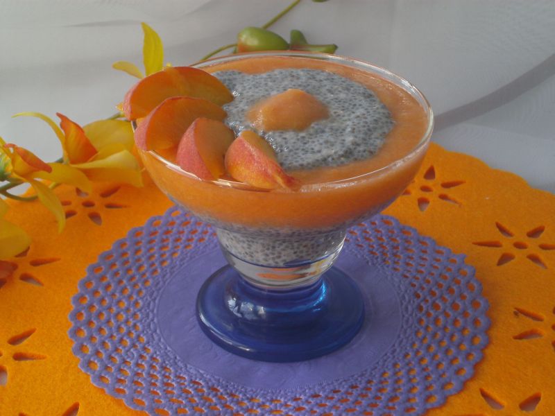 Deser z musem brzoskwiniowym i chia