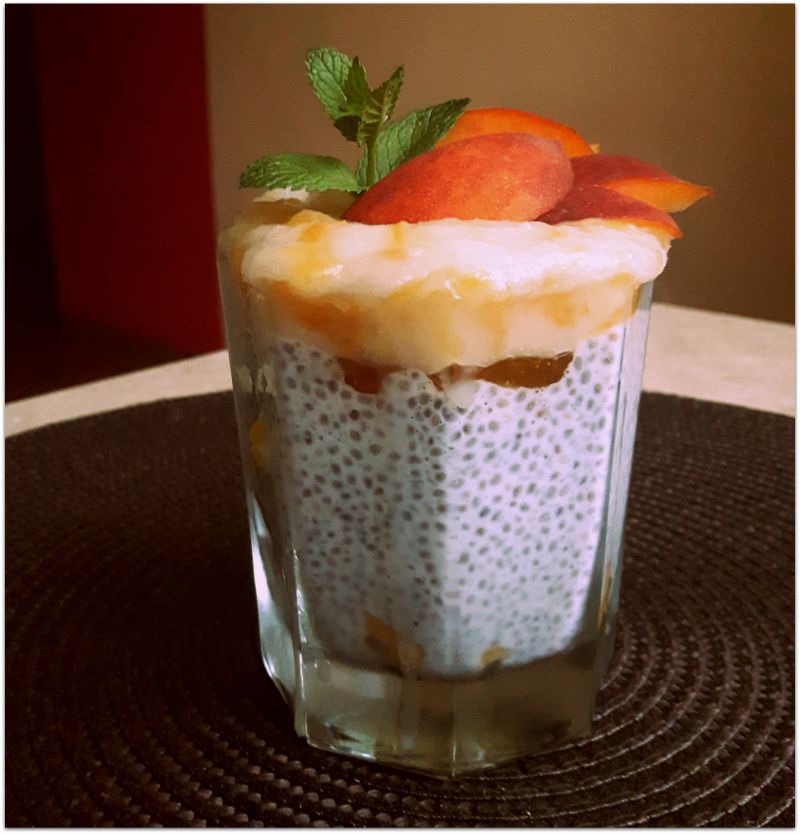 Deser z musem brzoskwiniowym i z nasionami chia